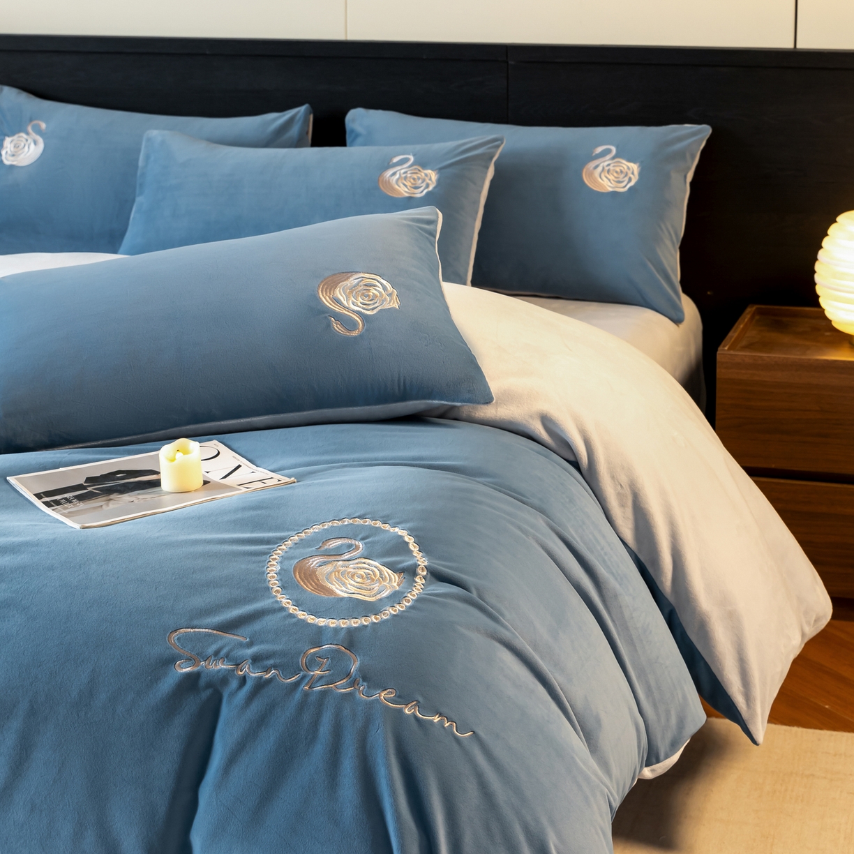 91家纺网 家纺一手货源 找家纺 如一 2025新款水晶绒双拼刺绣四件套-天鹅 天鹅-宾利蓝