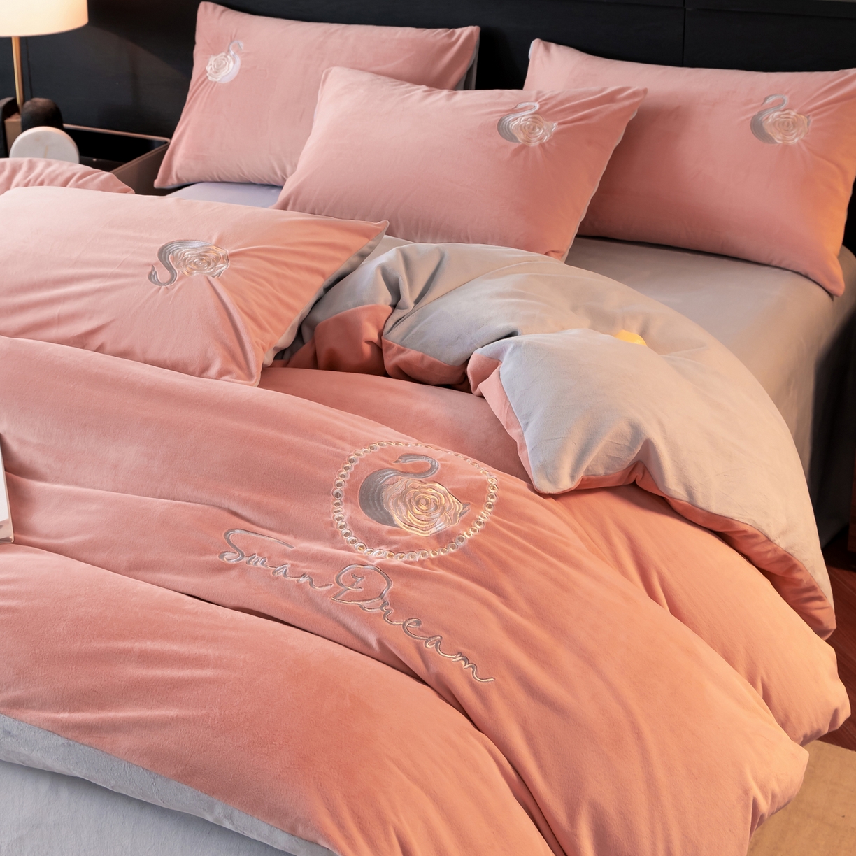 91家纺网 家纺一手货源 找家纺 如一 2025新款水晶绒双拼刺绣四件套-天鹅 天鹅-浅豆沙