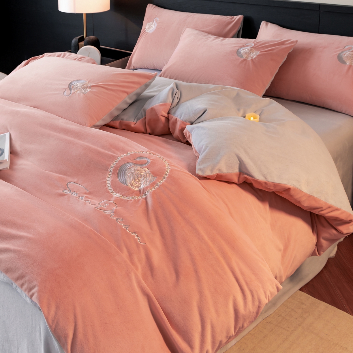 91家纺网 家纺一手货源 找家纺 如一 2025新款水晶绒双拼刺绣四件套-天鹅 天鹅-浅豆沙