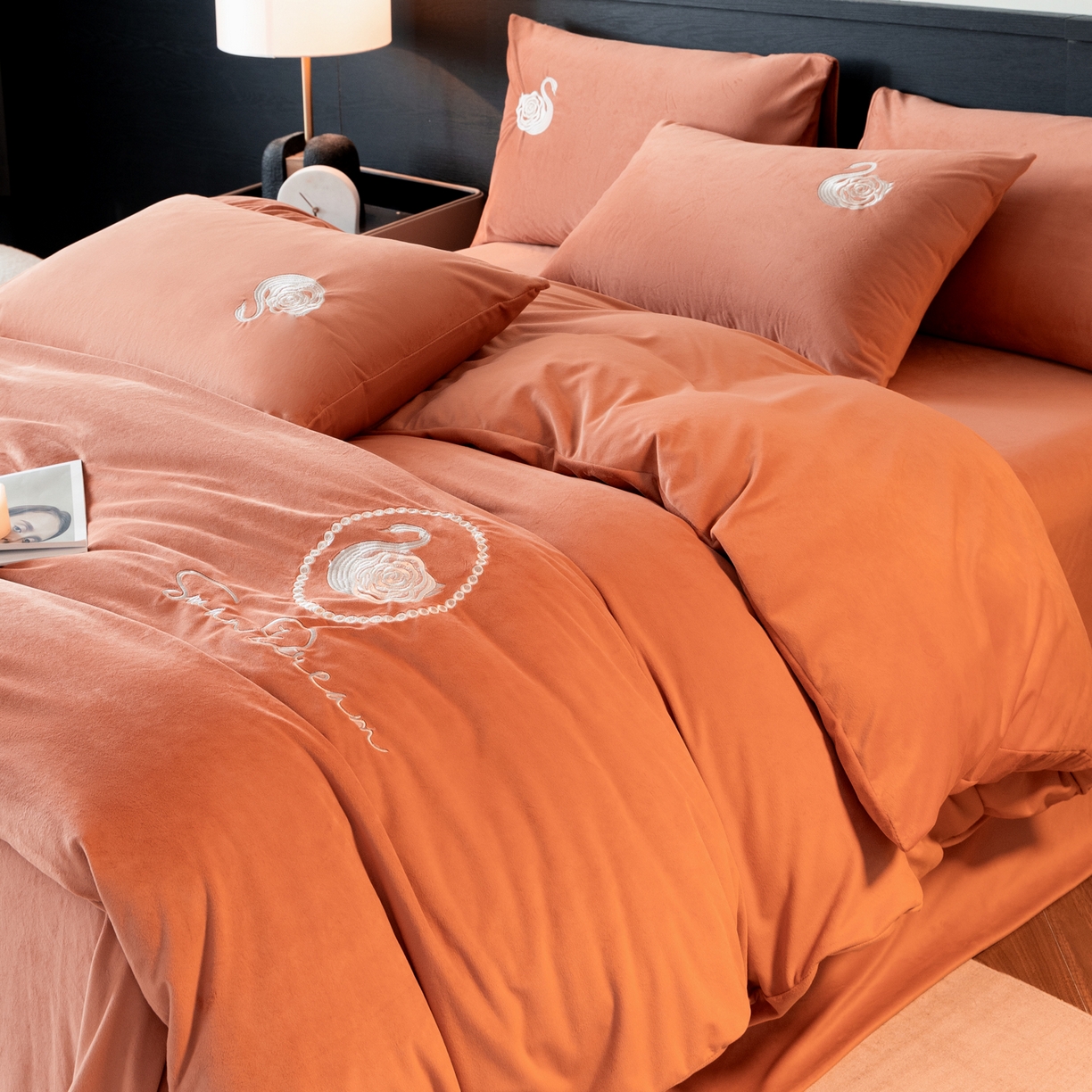 91家纺网 家纺一手货源 找家纺 如一 2025新款水晶绒双拼刺绣四件套-天鹅 天鹅-魅力橙