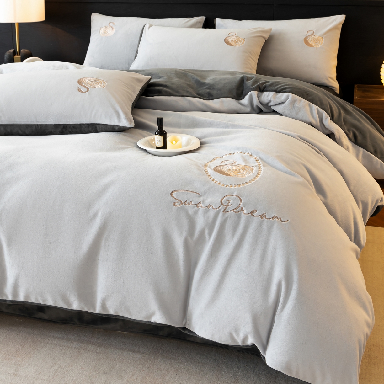 91家纺网 家纺一手货源 找家纺 如一 2025新款水晶绒双拼刺绣四件套-天鹅 天鹅-星辰银