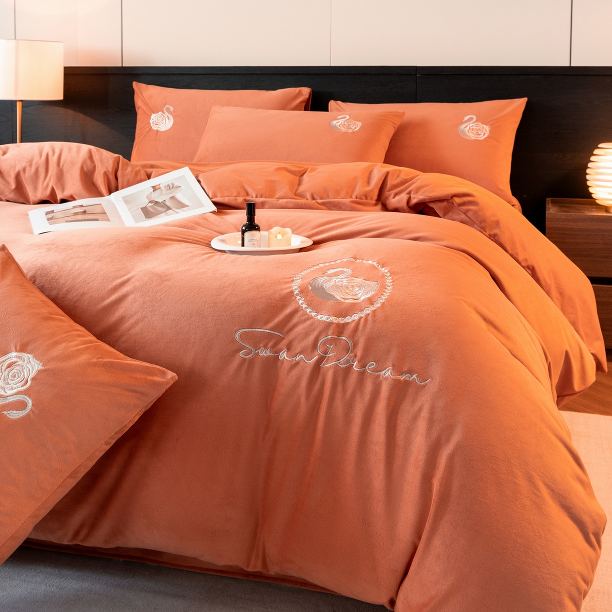 91家纺网 家纺一手货源 找家纺 如一 2025新款水晶绒双拼刺绣四件套-天鹅 天鹅-魅力橙