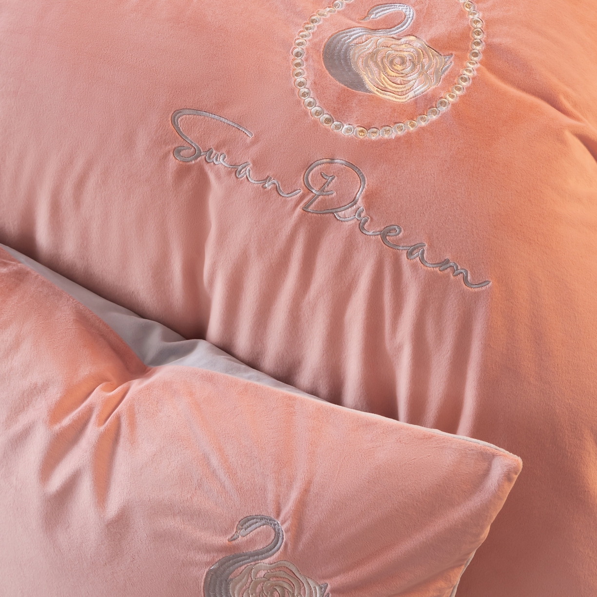 91家纺网 家纺一手货源 找家纺 如一 2025新款水晶绒双拼刺绣四件套-天鹅 天鹅-浅豆沙