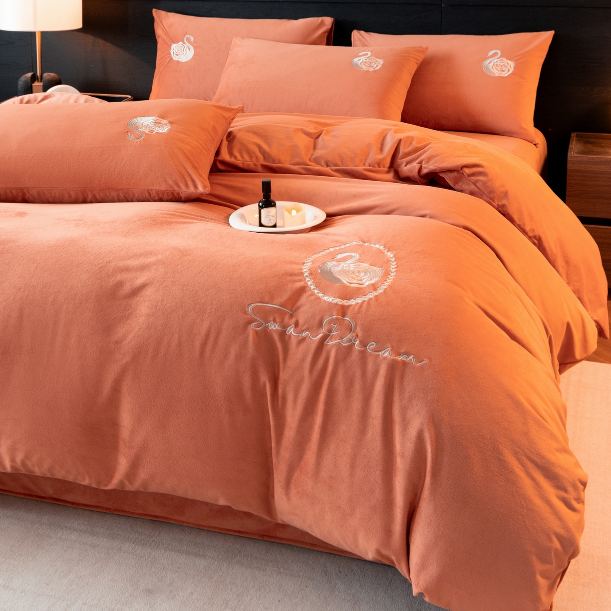 91家纺网 家纺一手货源 找家纺 如一 2025新款水晶绒双拼刺绣四件套-天鹅 天鹅-魅力橙