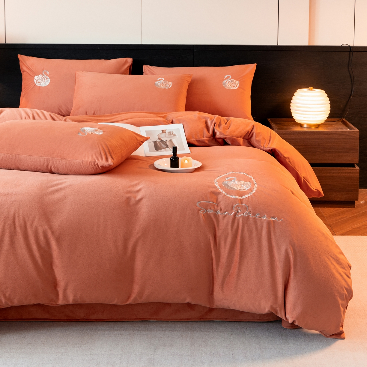 91家纺网 家纺一手货源 找家纺 如一 2025新款水晶绒双拼刺绣四件套-天鹅 天鹅-魅力橙