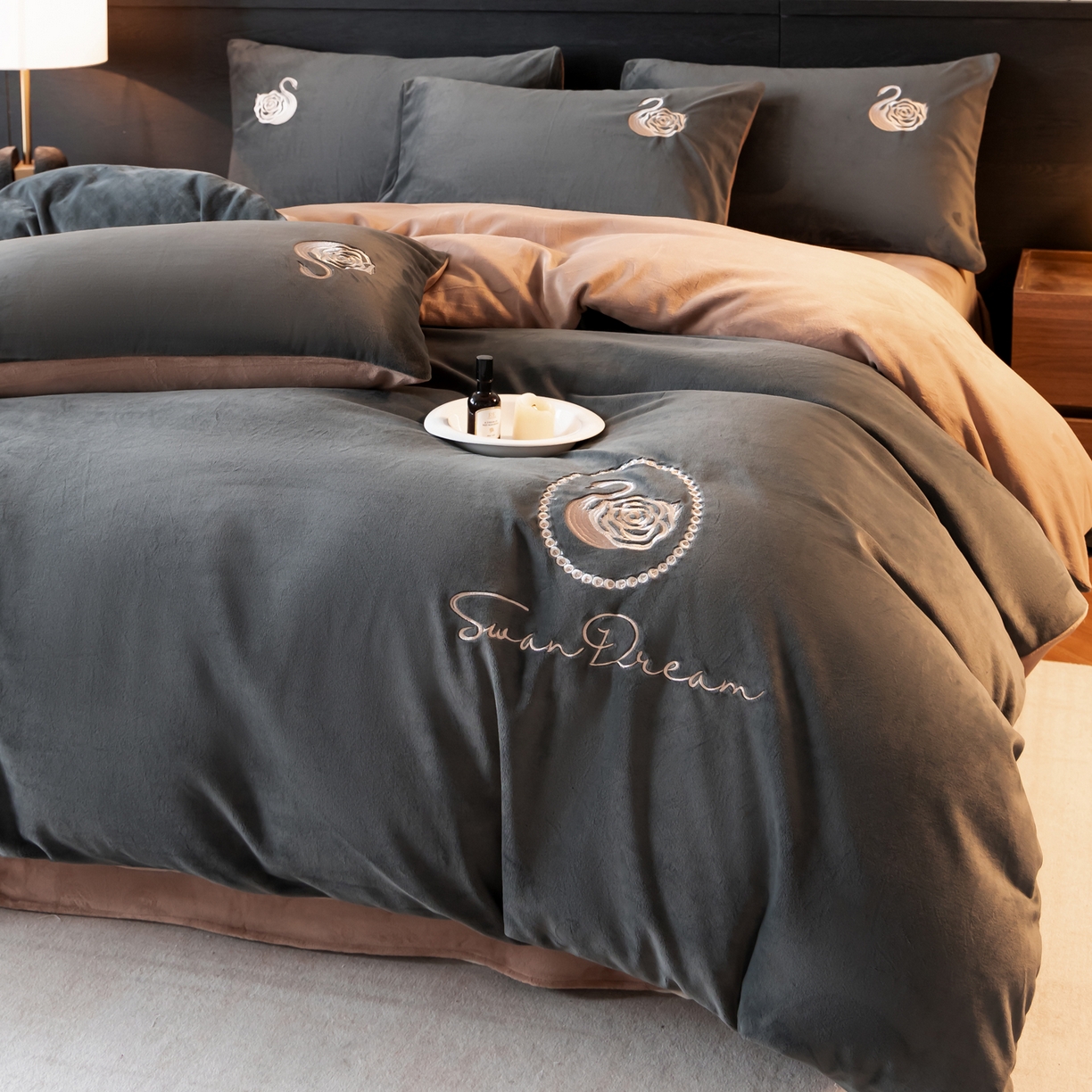 91家纺网 家纺一手货源 找家纺 如一 2025新款水晶绒双拼刺绣四件套-天鹅 天鹅-高级灰