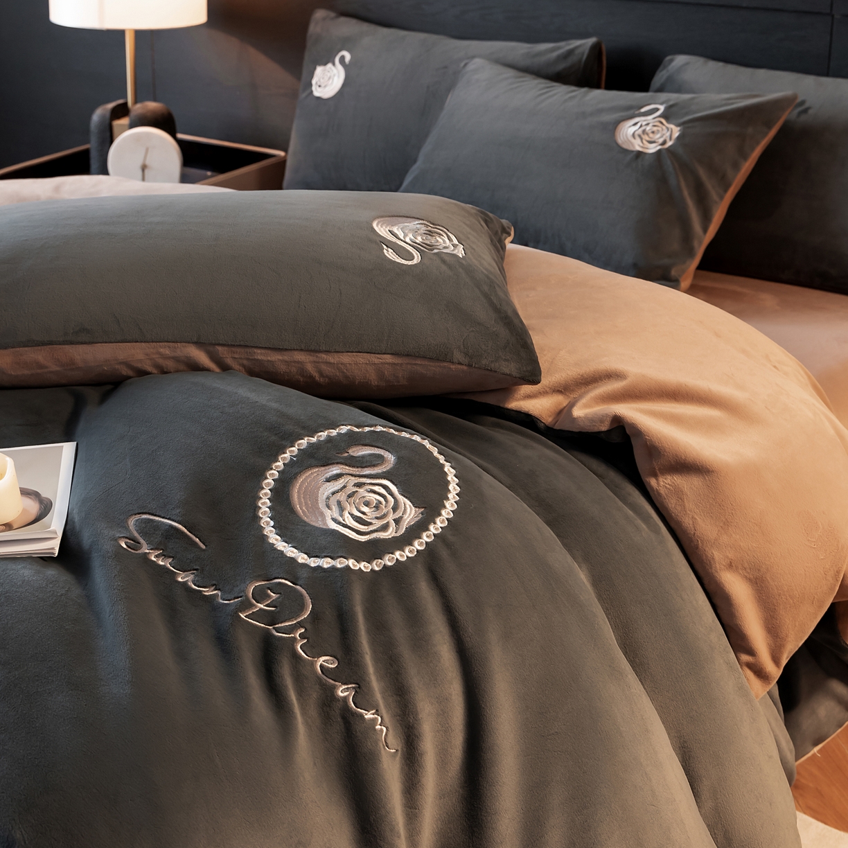 91家纺网 家纺一手货源 找家纺 如一 2025新款水晶绒双拼刺绣四件套-天鹅 天鹅-高级灰