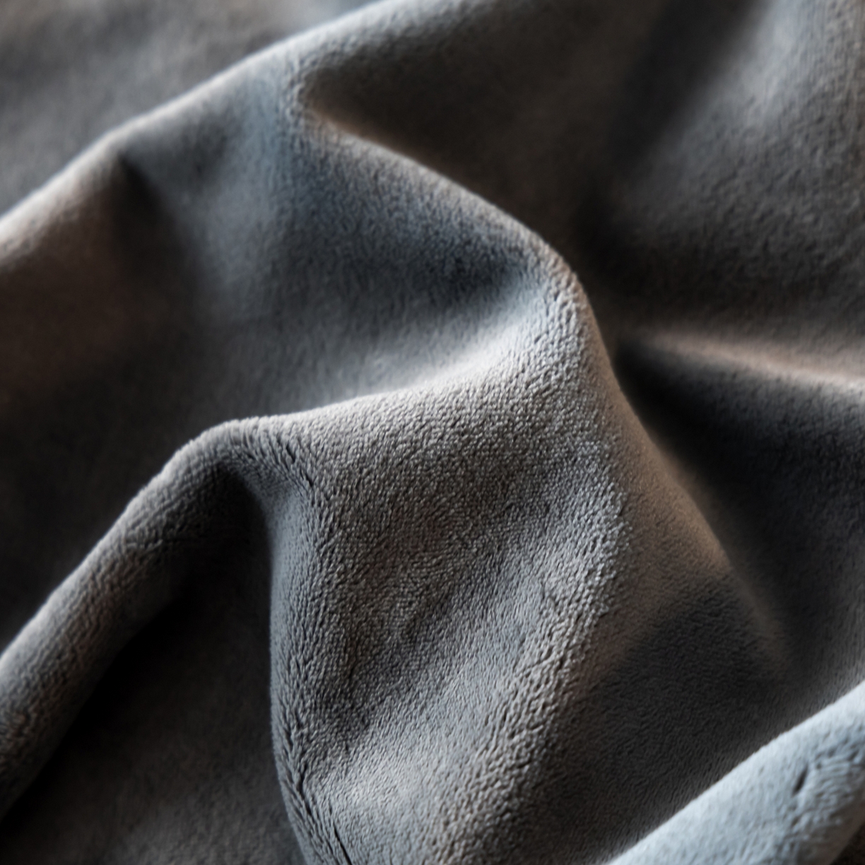 91家纺网 家纺一手货源 找家纺 如一 2025新款水晶绒双拼刺绣四件套-天鹅 天鹅-高级灰