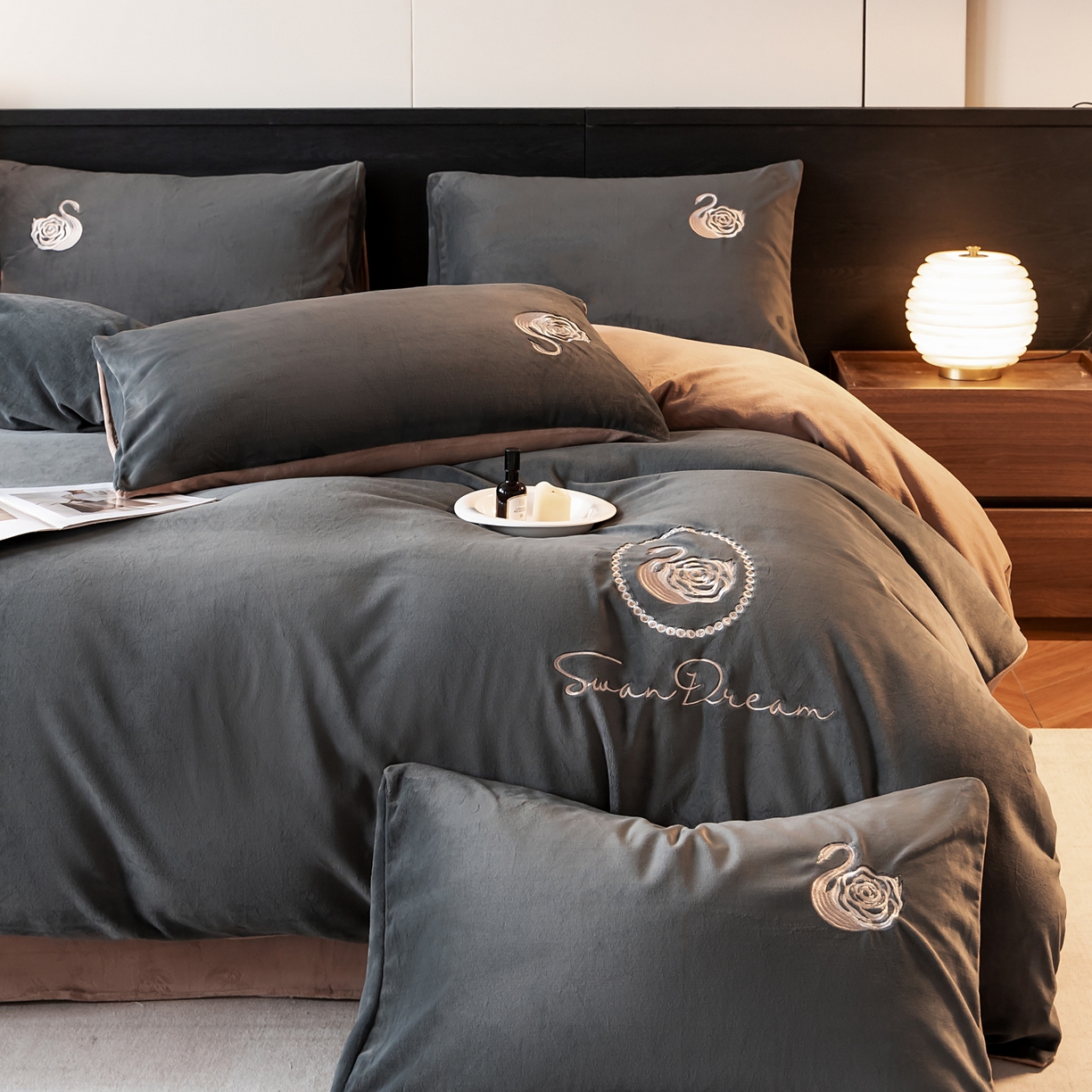 91家纺网 家纺一手货源 找家纺 如一 2025新款水晶绒双拼刺绣四件套-天鹅 天鹅-高级灰