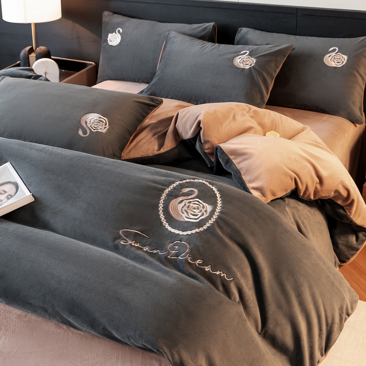 91家纺网 家纺一手货源 找家纺 如一 2025新款水晶绒双拼刺绣四件套-天鹅 天鹅-高级灰