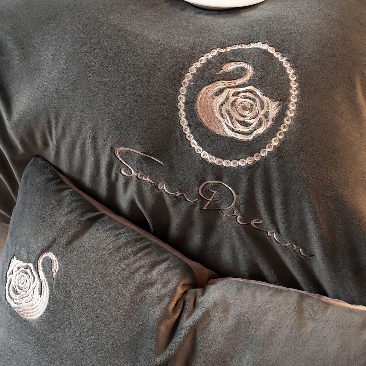 91家纺网 家纺一手货源 找家纺 如一 2025新款水晶绒双拼刺绣四件套-天鹅 天鹅-高级灰