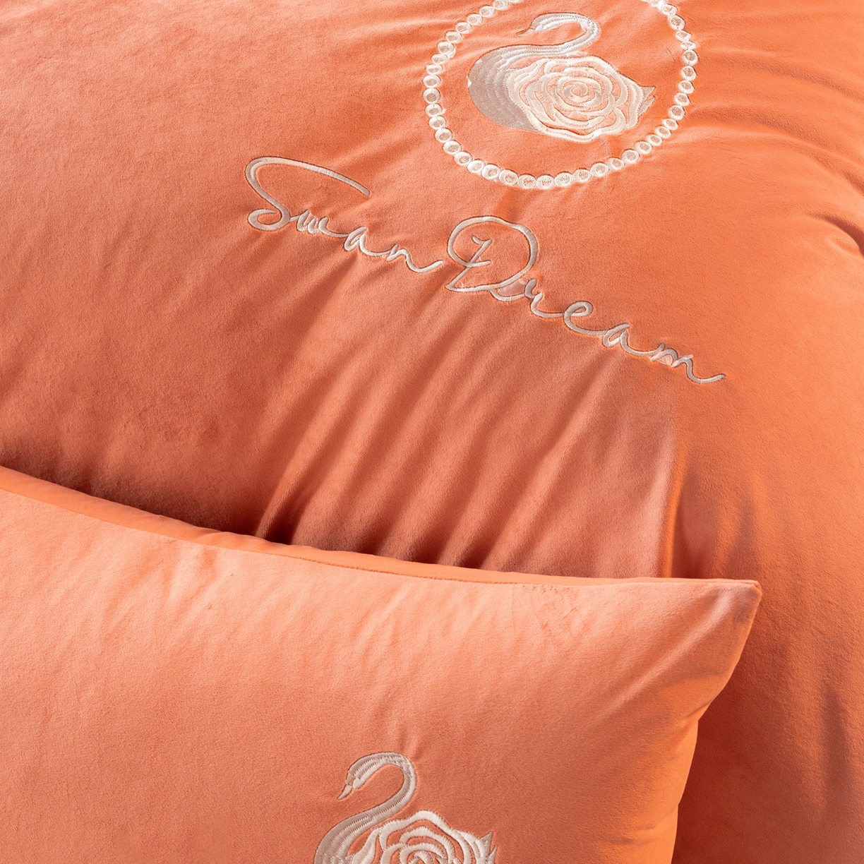 91家纺网 家纺一手货源 找家纺 如一 2025新款水晶绒双拼刺绣四件套-天鹅 天鹅-魅力橙