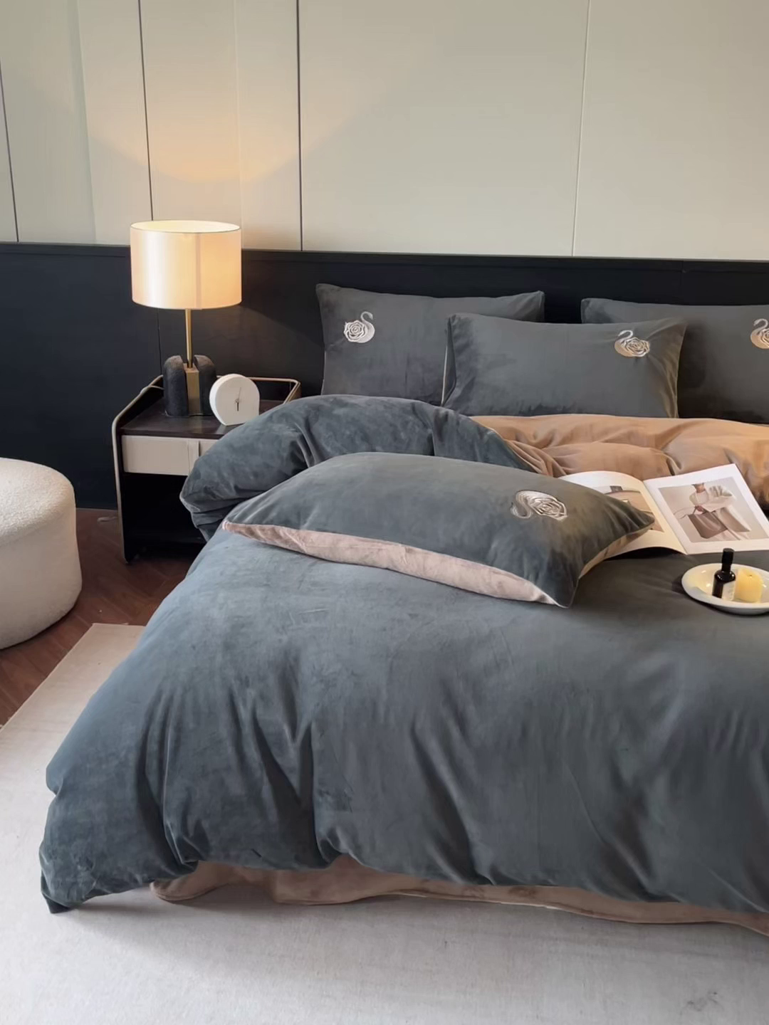 91家纺网 家纺一手货源 找家纺 如一 2025新款水晶绒双拼刺绣四件套-天鹅 天鹅-高级灰