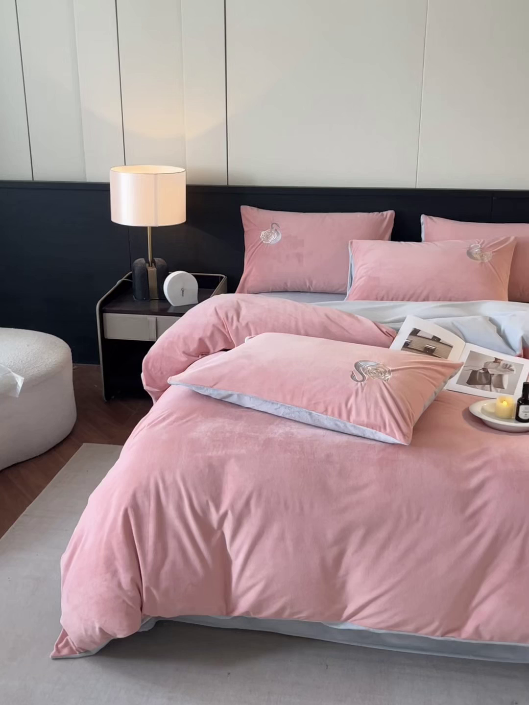 91家纺网 家纺一手货源 找家纺 如一 2025新款水晶绒双拼刺绣四件套-天鹅 天鹅-浅豆沙