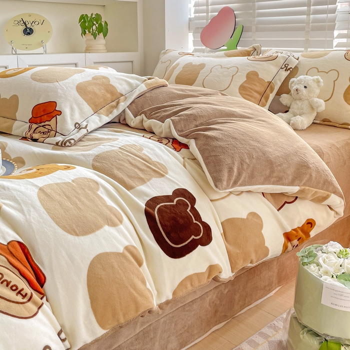 91家纺网 家纺一手货源 找家纺 丽涵家纺 2025秋冬新品230克全工艺消光牛奶绒印花四件套 淘气熊