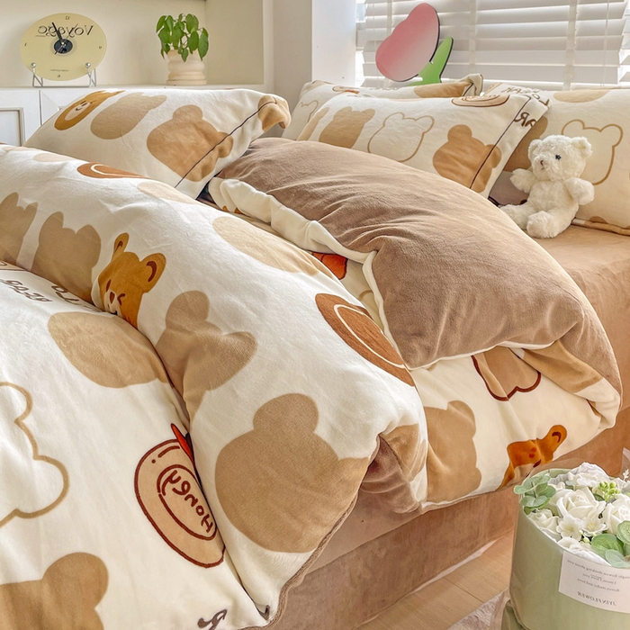 91家纺网 家纺一手货源 找家纺 丽涵家纺 2025秋冬新品230克全工艺消光牛奶绒印花四件套 淘气熊