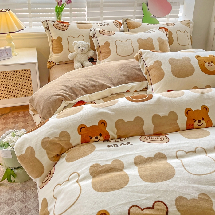 91家纺网 家纺一手货源 找家纺 丽涵家纺 2025秋冬新品230克全工艺消光牛奶绒印花四件套 淘气熊