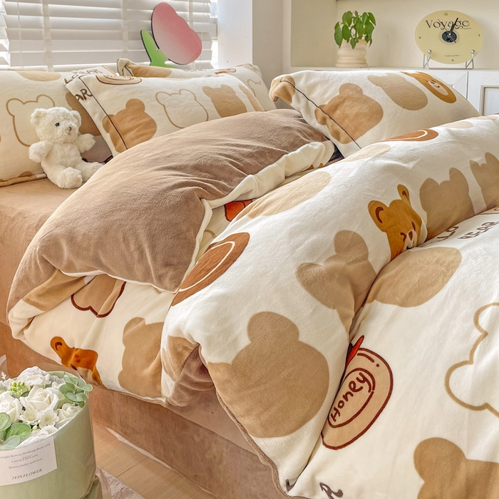 91家纺网 家纺一手货源 找家纺 丽涵家纺 2025秋冬新品230克全工艺消光牛奶绒印花四件套 淘气熊