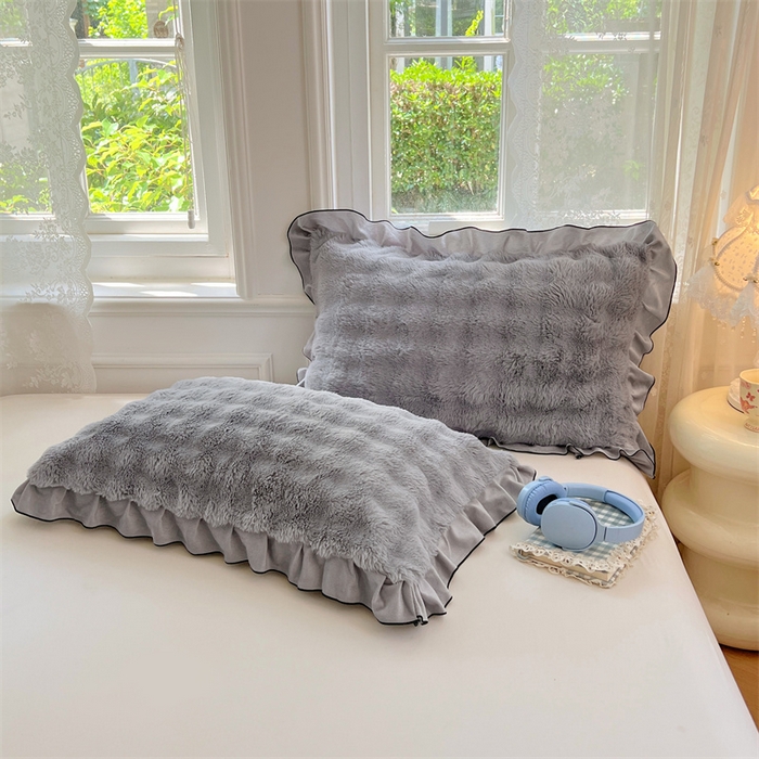 91家纺网 家纺一手货源 找家纺 梦舒羽 2025新款兔毛绒单人枕套牛奶绒枕芯套雪花绒宿舍枕头套-泡泡 兔毛绒泡泡花边款-烟雨灰