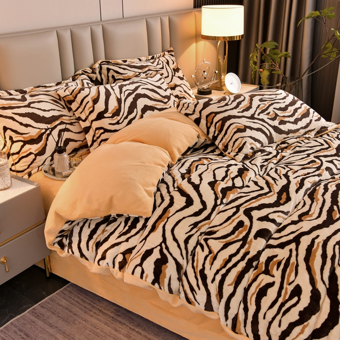 91家纺网 家纺一手货源 找家纺 丽涵家纺 2025秋冬新品230克全工艺消光牛奶绒印花四件套 凡尔赛