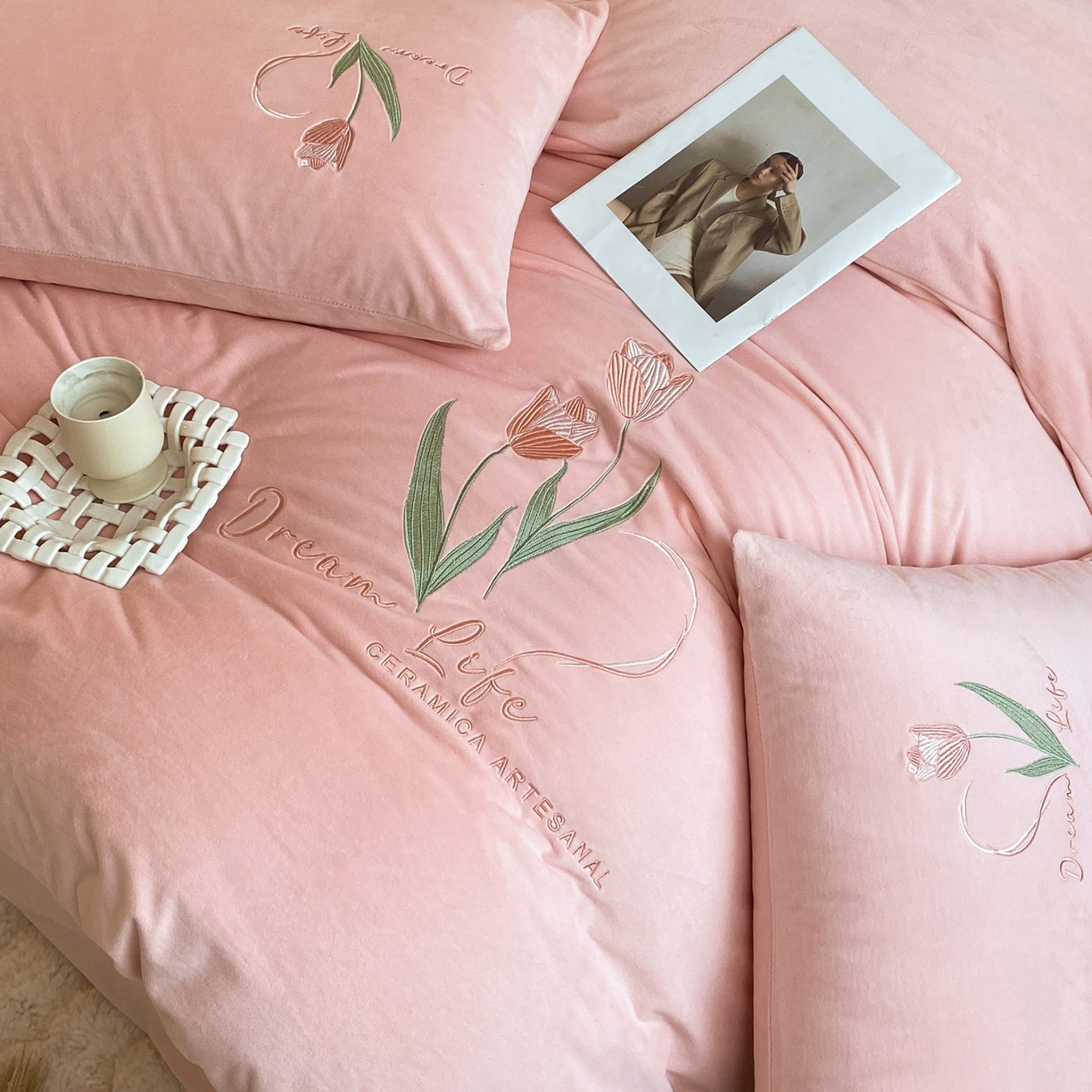 91家纺网 家纺一手货源 找家纺 如一 2025新款水晶绒双拼刺绣四件套-郁金香系列 郁金香-蜜桃粉