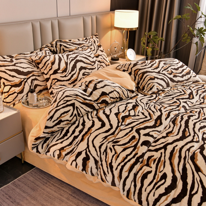 91家纺网 家纺一手货源 找家纺 丽涵家纺 2025秋冬新品230克全工艺消光牛奶绒印花四件套 凡尔赛