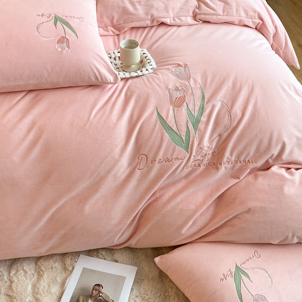 91家纺网 家纺一手货源 找家纺 如一 2025新款水晶绒双拼刺绣四件套-郁金香系列 郁金香-蜜桃粉