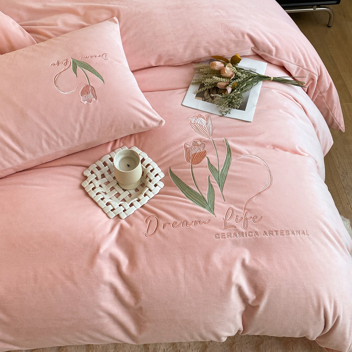 91家纺网 家纺一手货源 找家纺 如一 2025新款水晶绒双拼刺绣四件套-郁金香系列 郁金香-蜜桃粉