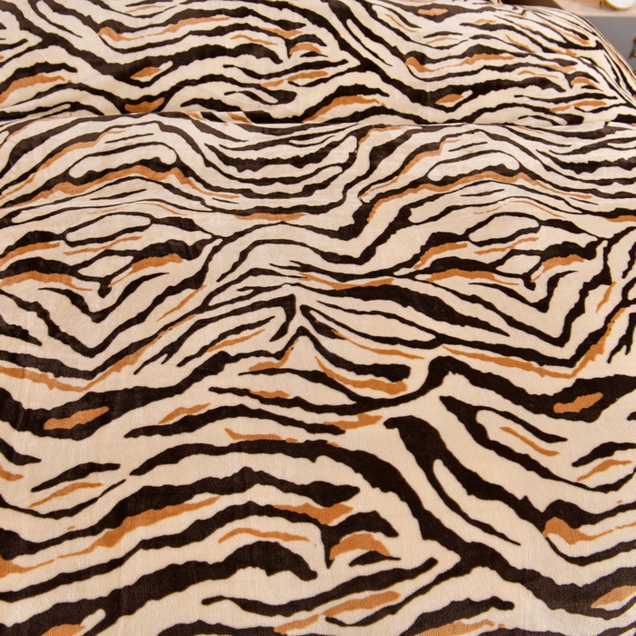 91家纺网 家纺一手货源 找家纺 丽涵家纺 2025秋冬新品230克全工艺消光牛奶绒印花四件套 凡尔赛