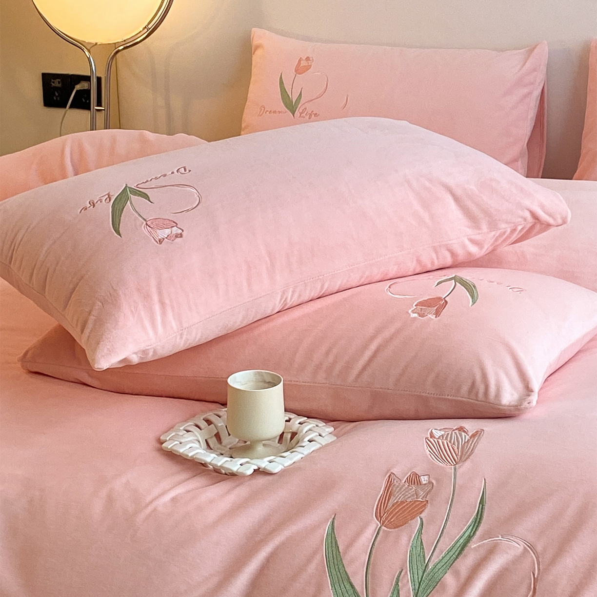 91家纺网 家纺一手货源 找家纺 如一 2025新款水晶绒双拼刺绣四件套-郁金香系列 郁金香-蜜桃粉