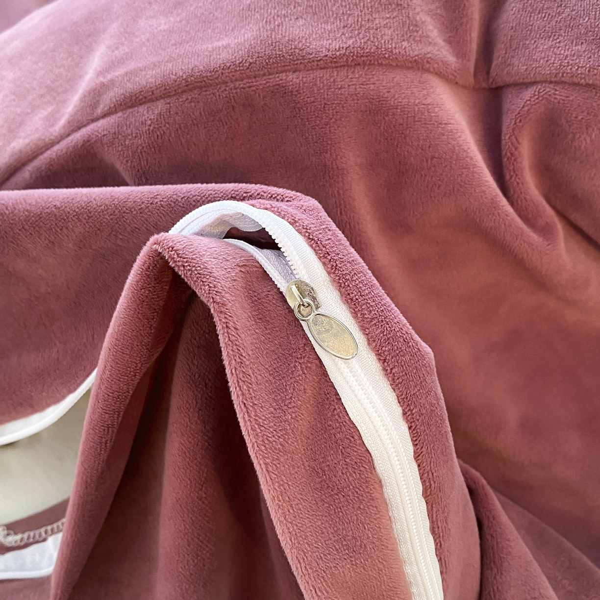 91家纺网 家纺一手货源 找家纺 如一 2025新款水晶绒双拼刺绣四件套-郁金香系列 郁金香-胭脂粉