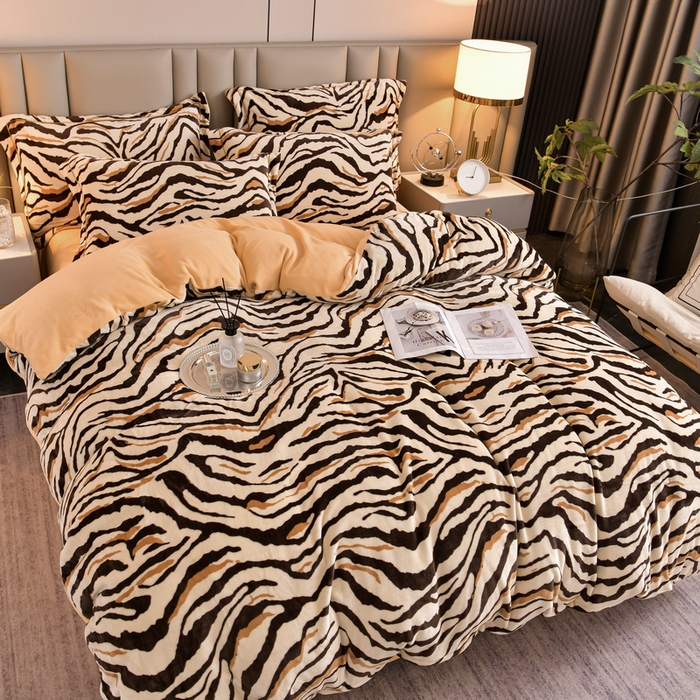 91家纺网 家纺一手货源 找家纺 丽涵家纺 2025秋冬新品230克全工艺消光牛奶绒印花四件套 凡尔赛