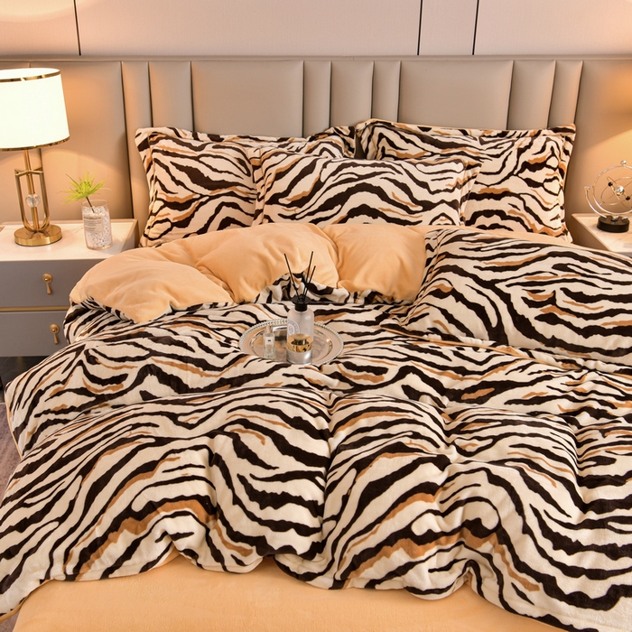 91家纺网 家纺一手货源 找家纺 丽涵家纺 2025秋冬新品230克全工艺消光牛奶绒印花四件套 凡尔赛