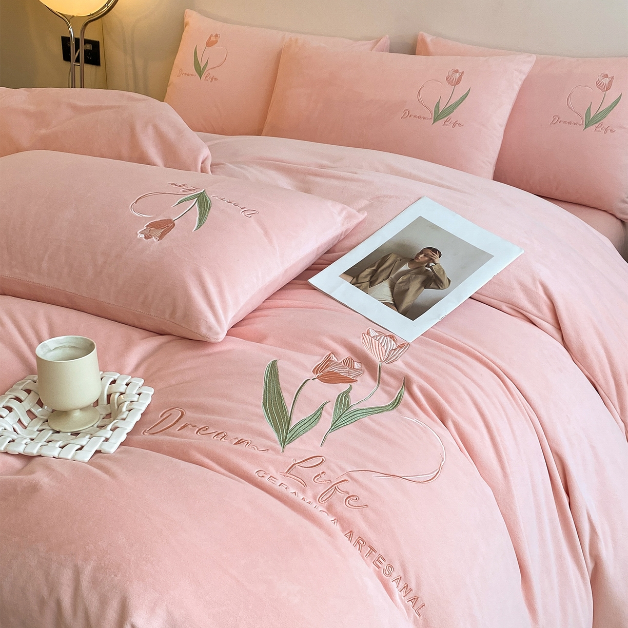 91家纺网 家纺一手货源 找家纺 如一 2025新款水晶绒双拼刺绣四件套-郁金香系列 郁金香-蜜桃粉