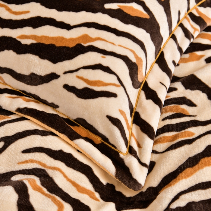 91家纺网 家纺一手货源 找家纺 丽涵家纺 2025秋冬新品230克全工艺消光牛奶绒印花四件套 凡尔赛