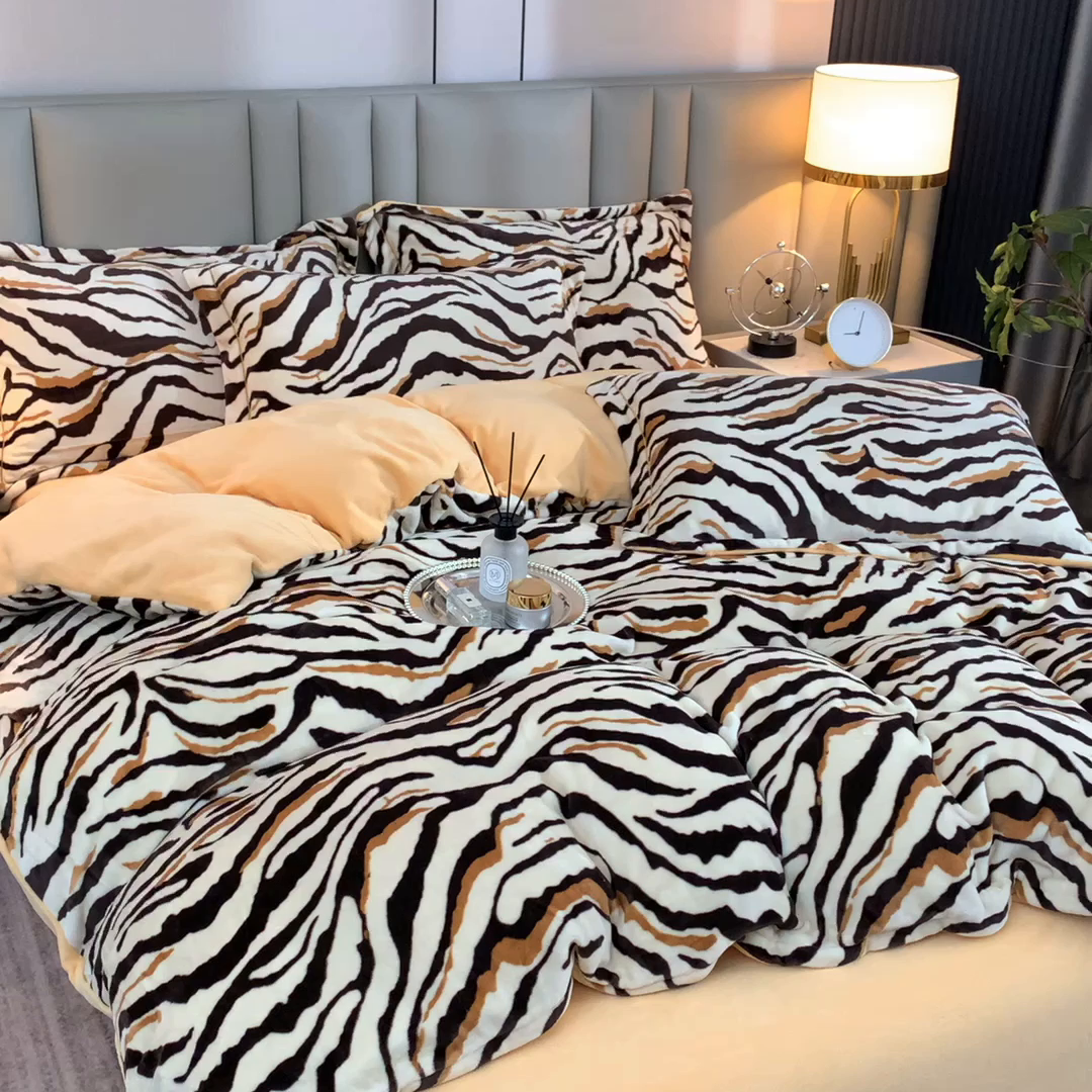 91家纺网 家纺一手货源 找家纺 丽涵家纺 2025秋冬新品230克全工艺消光牛奶绒印花四件套 凡尔赛