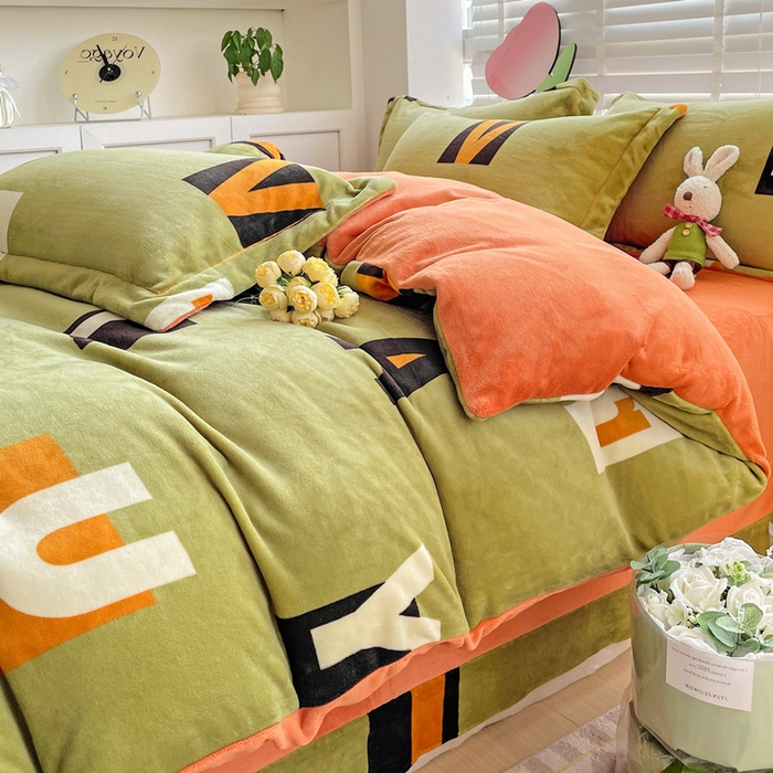 91家纺网 家纺一手货源 找家纺 丽涵家纺 2025秋冬新品230克全工艺消光牛奶绒印花四件套 卡罗