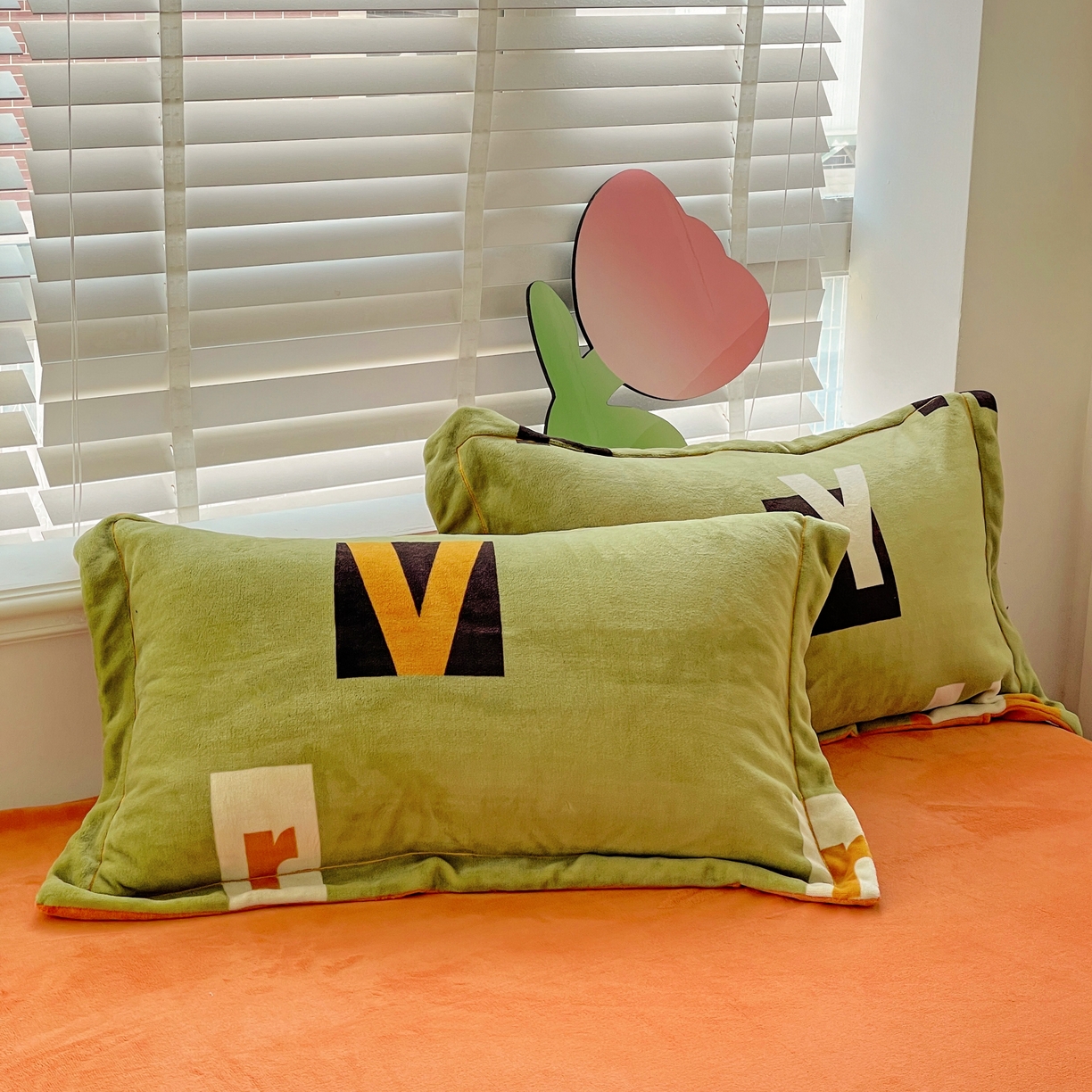 91家纺网 家纺一手货源 找家纺 丽涵家纺 2025秋冬新品230克全工艺消光牛奶绒印花四件套 卡罗