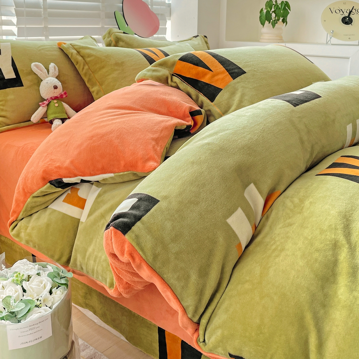 91家纺网 家纺一手货源 找家纺 丽涵家纺 2025秋冬新品230克全工艺消光牛奶绒印花四件套 卡罗