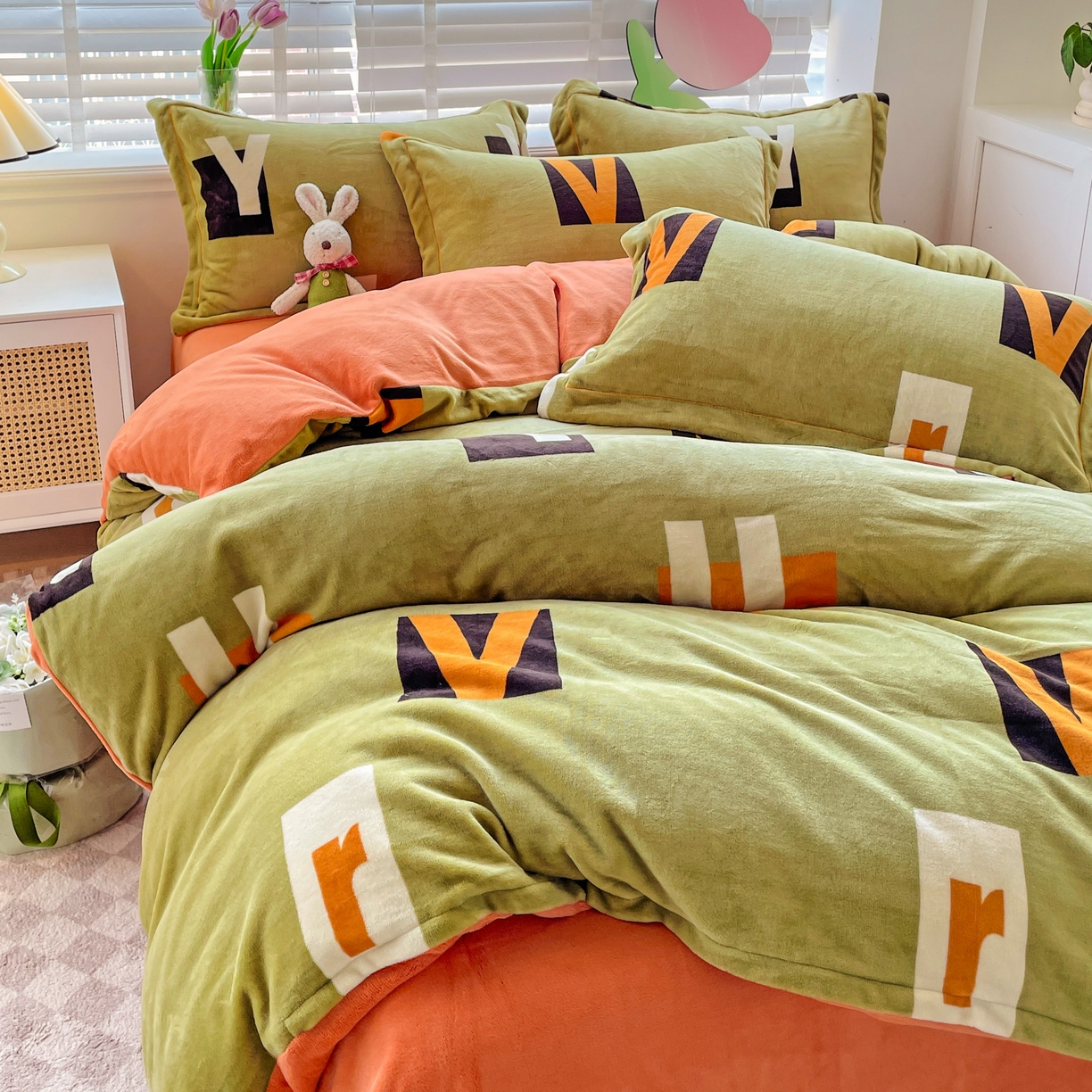 91家纺网 家纺一手货源 找家纺 丽涵家纺 2025秋冬新品230克全工艺消光牛奶绒印花四件套 卡罗