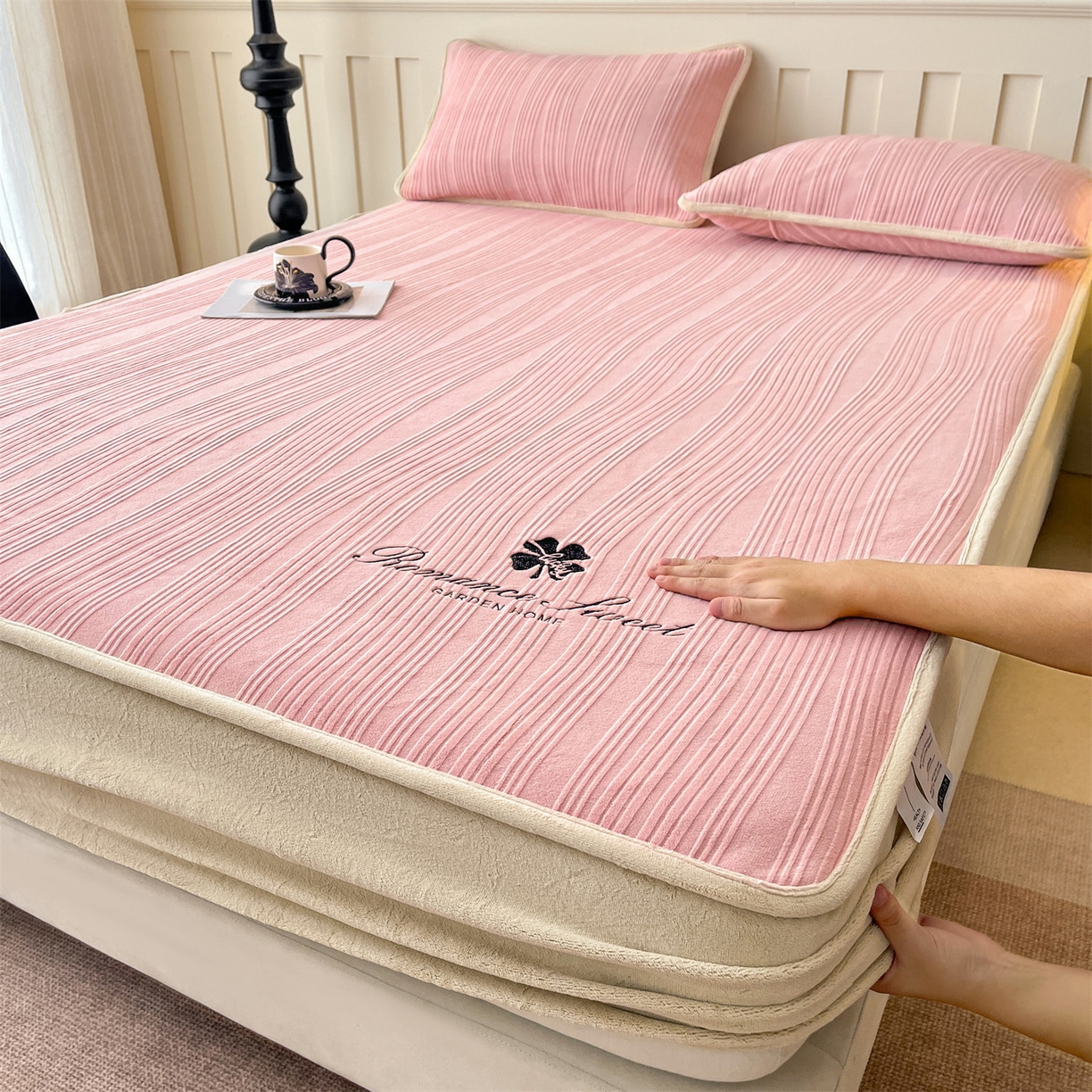 91家纺网 家纺一手货源 找家纺 （总）笙意家纺 2025新款A类加厚牛奶绒烂花复合床笠