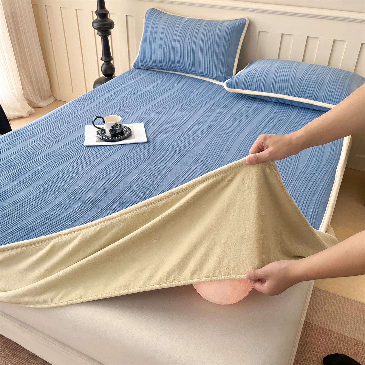 91家纺网 家纺一手货源 找家纺 笙意家纺 2025新款A类加厚牛奶绒烂花复合床笠 花韵-宾利蓝