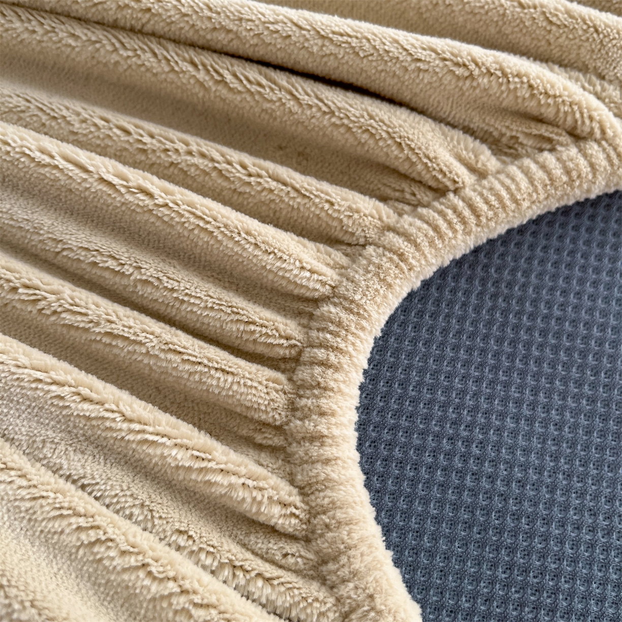 91家纺网 家纺一手货源 找家纺 笙意家纺 2025新款A类加厚牛奶绒烂花复合床笠 花韵-宾利蓝