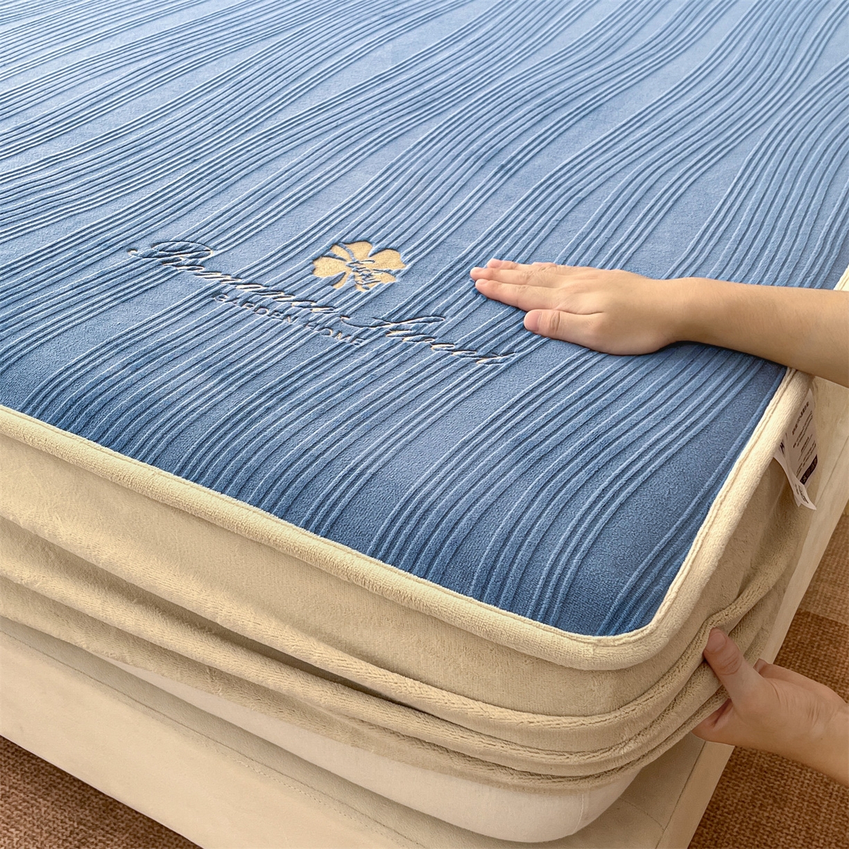 91家纺网 家纺一手货源 找家纺 笙意家纺 2025新款A类加厚牛奶绒烂花复合床笠 花韵-宾利蓝