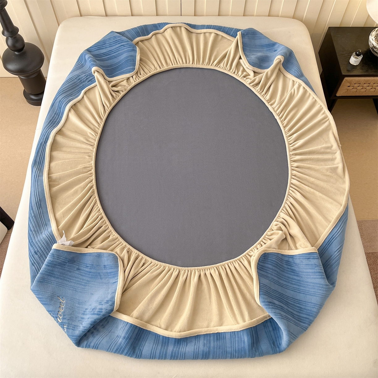 91家纺网 家纺一手货源 找家纺 笙意家纺 2025新款A类加厚牛奶绒烂花复合床笠 花韵-宾利蓝