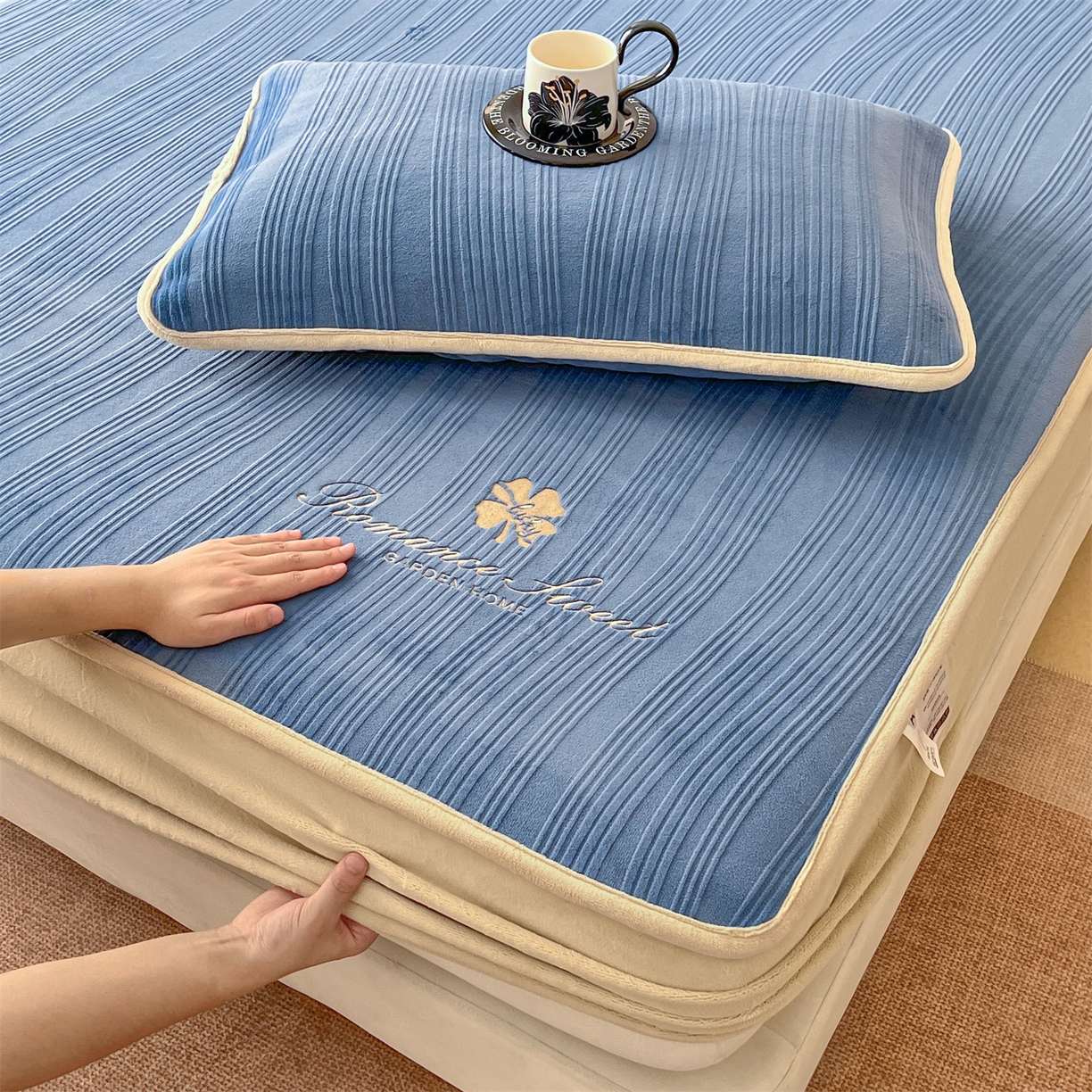 91家纺网 家纺一手货源 找家纺 笙意家纺 2025新款A类加厚牛奶绒烂花复合床笠 花韵-宾利蓝