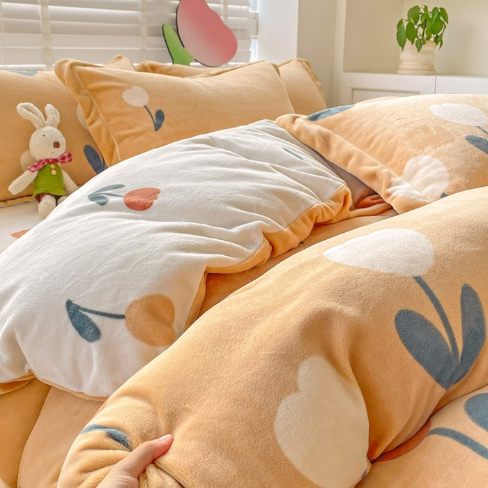 91家纺网 家纺一手货源 找家纺 丽涵家纺 2025秋冬新品230克全工艺消光牛奶绒印花四件套 拉斐尔-落日