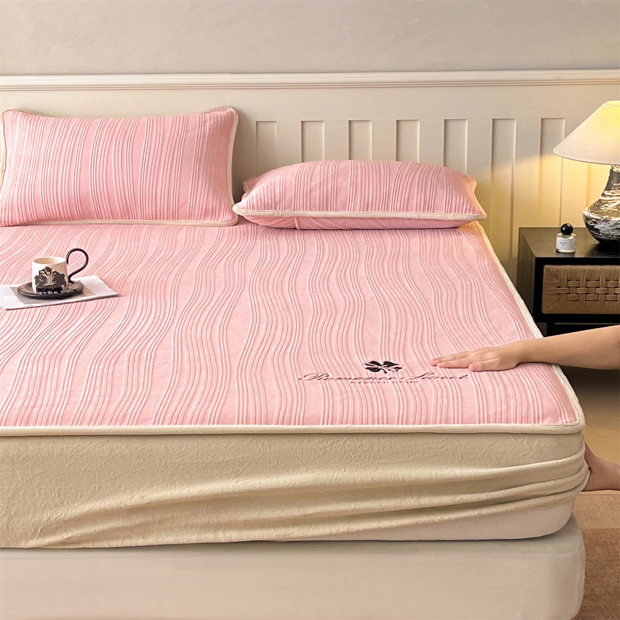 91家纺网 家纺一手货源 找家纺 笙意家纺 2025新款A类加厚牛奶绒烂花复合床笠 花韵-可可粉