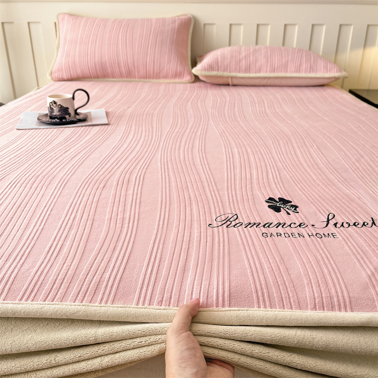 91家纺网 家纺一手货源 找家纺 笙意家纺 2025新款A类加厚牛奶绒烂花复合床笠 花韵-可可粉