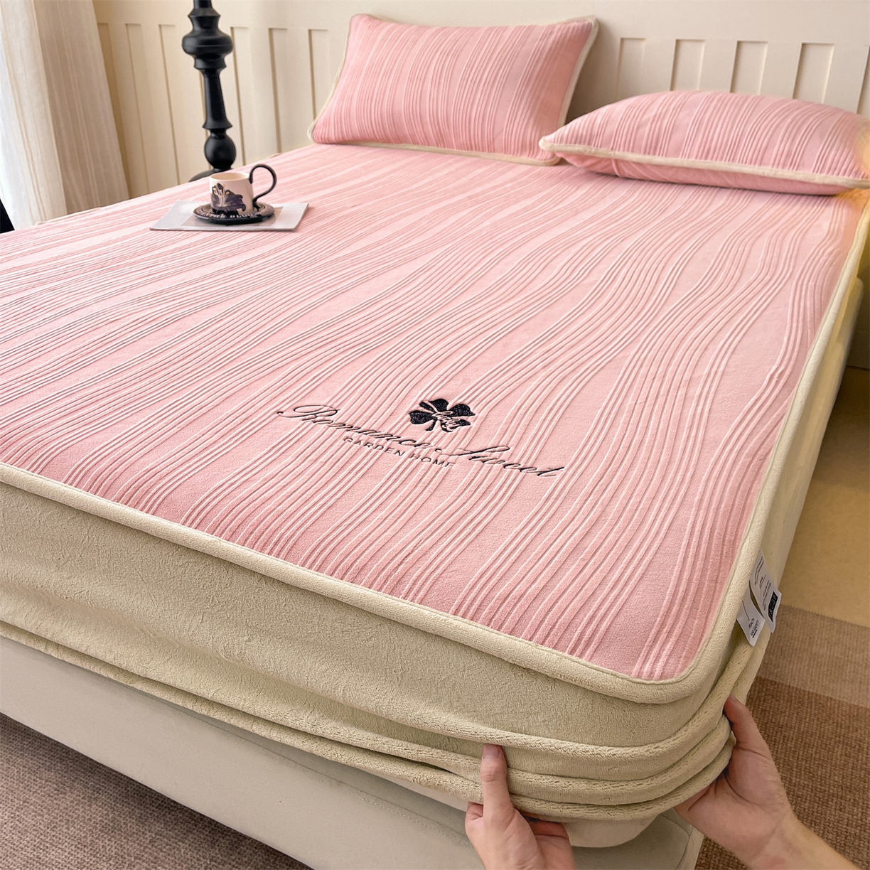 91家纺网 家纺一手货源 找家纺 笙意家纺 2025新款A类加厚牛奶绒烂花复合床笠 花韵-可可粉